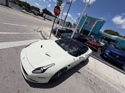 Used 2015 Ferrari California T RWD image 10