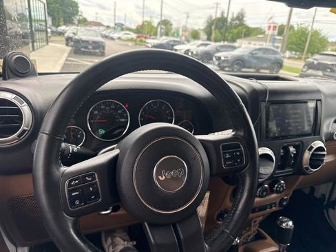Used 2011 Jeep Wrangler Unlimited Sahara w/ Connectivity Group AWD/4WD image 18