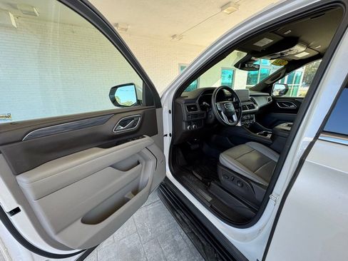 Used 2023 GMC Yukon SLT w/ SLT Luxury Package image 12