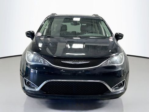 Used 2017 Chrysler Pacifica Touring-L FWD image 4