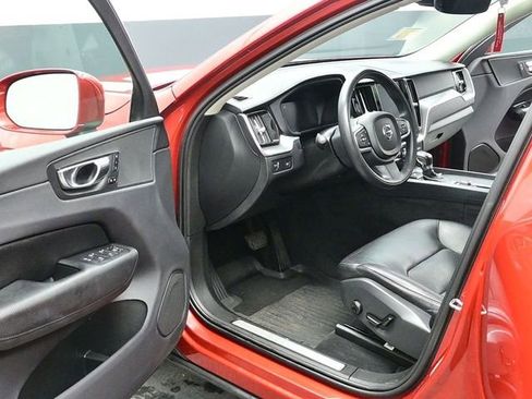 Used 2018 Volvo XC60 T5 Momentum w/ Convenience Package image 16