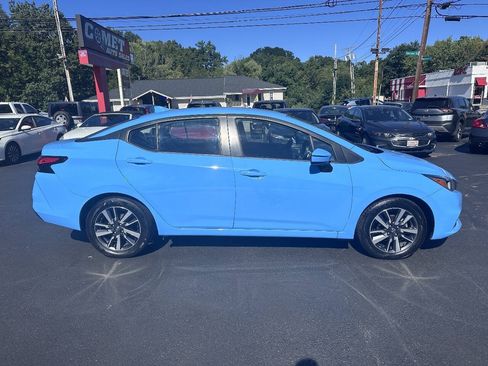 Used 2021 Nissan Versa SV FWD image 3