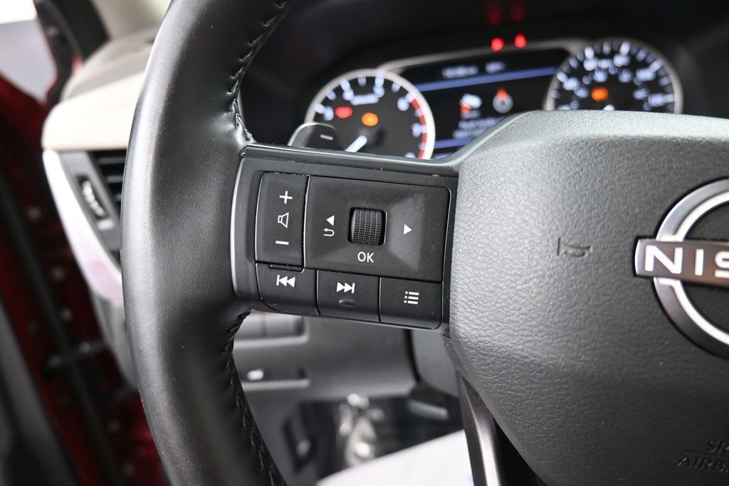 Used 2025 Nissan Rogue SV FWD image 25