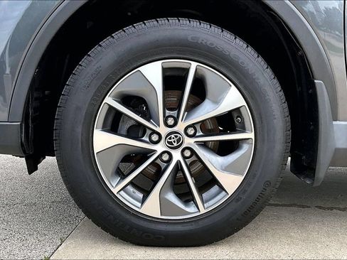 Used 2018 Toyota RAV4 XLE AWD/4WD image 10