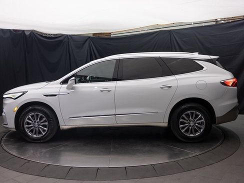 Used 2022 Buick Enclave Essence image 6