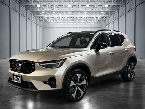 Used 2024 Volvo XC40 B5 Plus AWD/4WD image 1