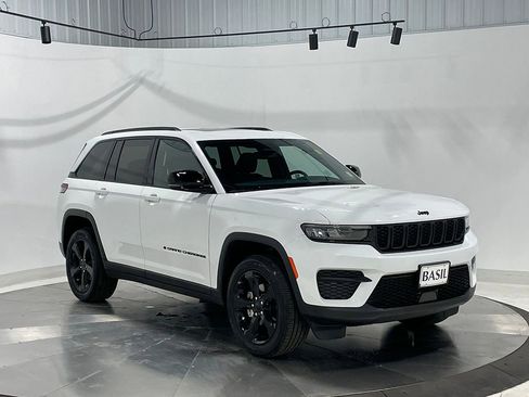 Used 2023 Jeep Grand Cherokee Altitude image 41