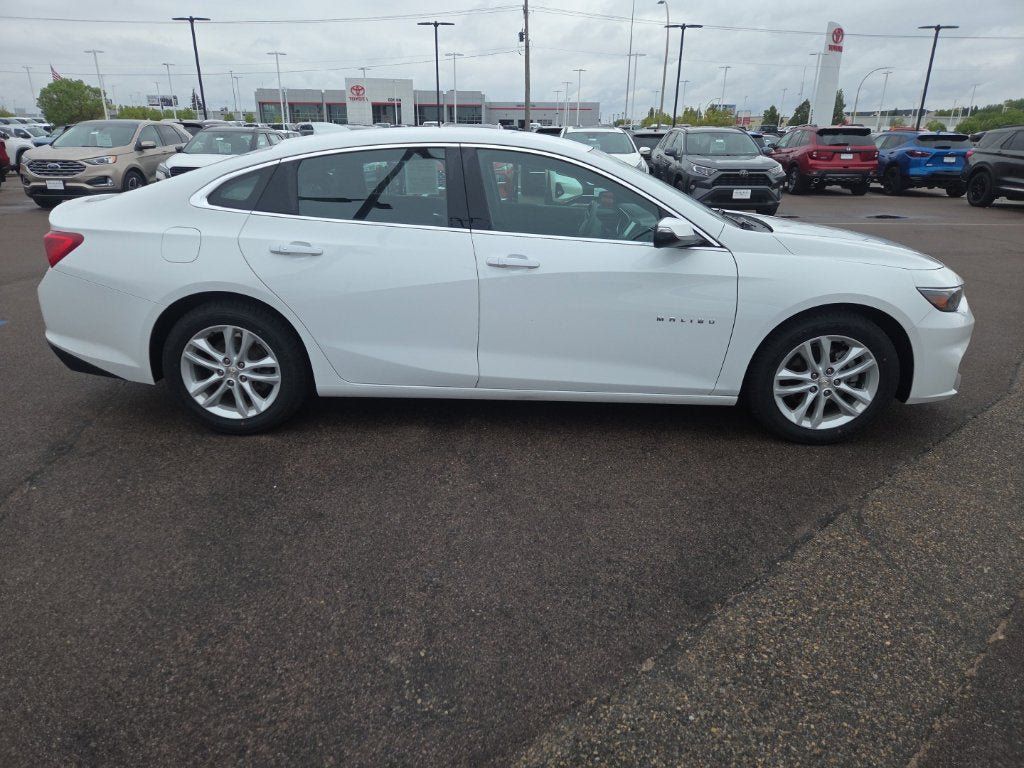 Used 2017 Chevrolet Malibu LT FWD image 4
