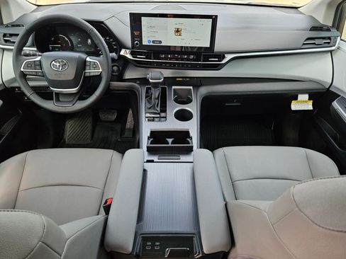Used 2026 Toyota Sienna XLE FWD image 19
