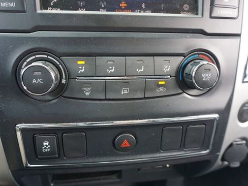 Used 2019 Nissan Titan SV image 11