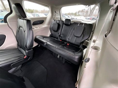Used 2024 Chrysler Pacifica Touring-L image 16