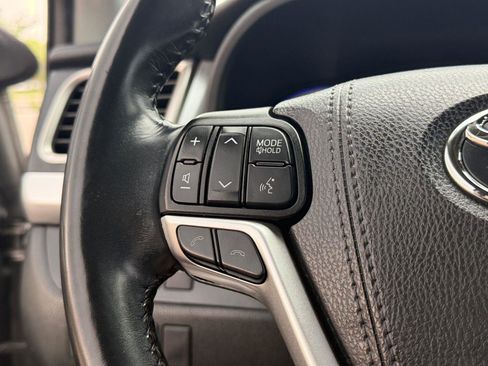 Used 2019 Toyota Highlander XLE AWD/4WD image 28