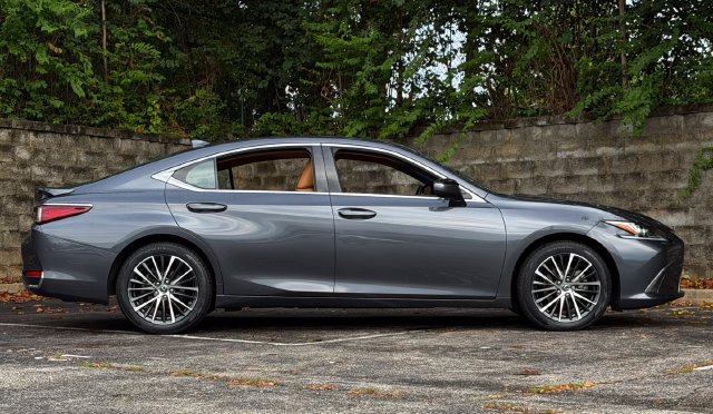 Certified 2024 Lexus ES 300h w/ Premium Package FWD image 4