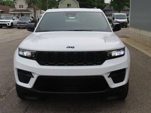 Used 2023 Jeep Grand Cherokee Altitude AWD/4WD image 11