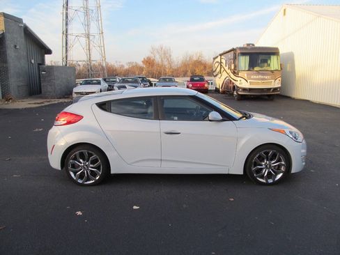 Used 2015 Hyundai Veloster RE:FLEX Edition image 6