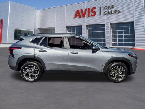 Used 2025 Chevrolet Trax LT w/ LT Convenience Package FWD image 5