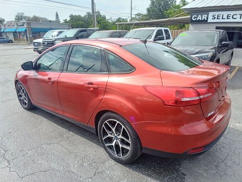 Used 2018 Ford Focus SE w/ SE Appearance Package FWD image 7
