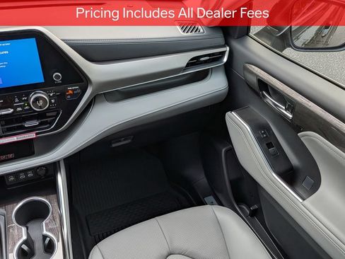Used 2026 Toyota Highlander Limited AWD/4WD image 19