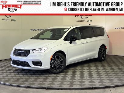 New 2026 Chrysler Pacifica Select