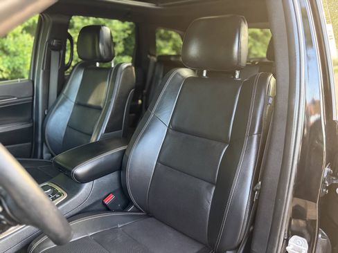 Used 2017 Jeep Grand Cherokee Limited w/ Luxury Group II AWD/4WD image 12