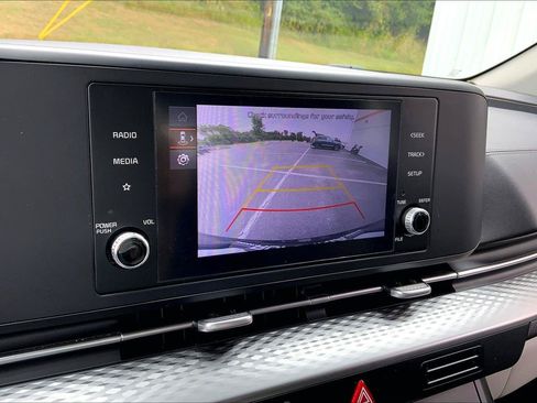 Used 2024 Kia Carnival LX FWD image 16