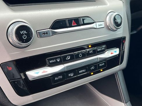 Used 2022 Ford Explorer XLT image 17