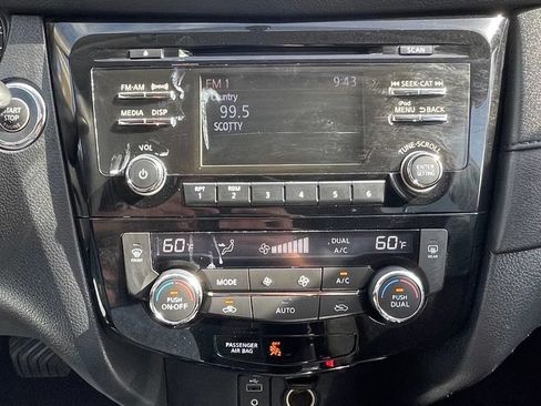 Used 2017 Nissan Rogue SV FWD image 22