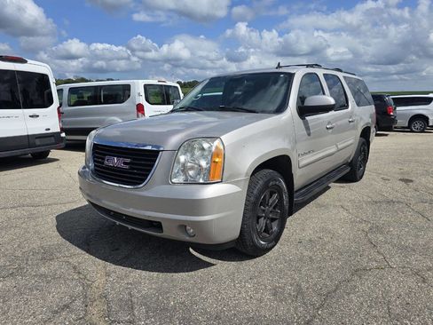 Used 2007 GMC Yukon XL SLT w/ SLT Preferred Equipment Group image 7