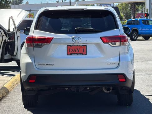 Used 2019 Toyota Highlander Plus AWD/4WD image 6