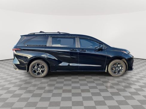 Used 2025 Toyota Sienna XLE Woodland Edition image 8
