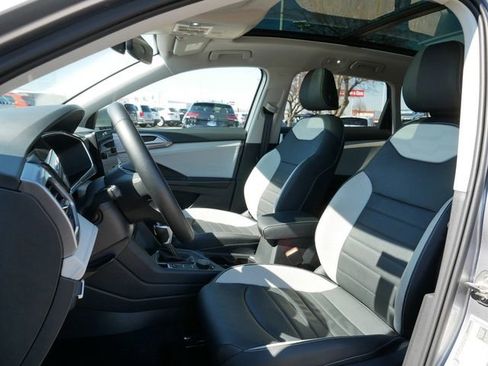 Certified 2025 Volkswagen Taos SEL AWD/4WD image 15