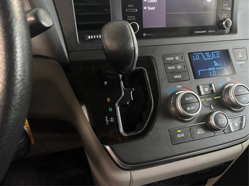 Used 2018 Toyota Sienna LE FWD image 43