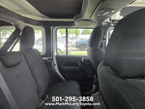 Used 2018 Jeep Wrangler Unlimited Sahara AWD/4WD image 8