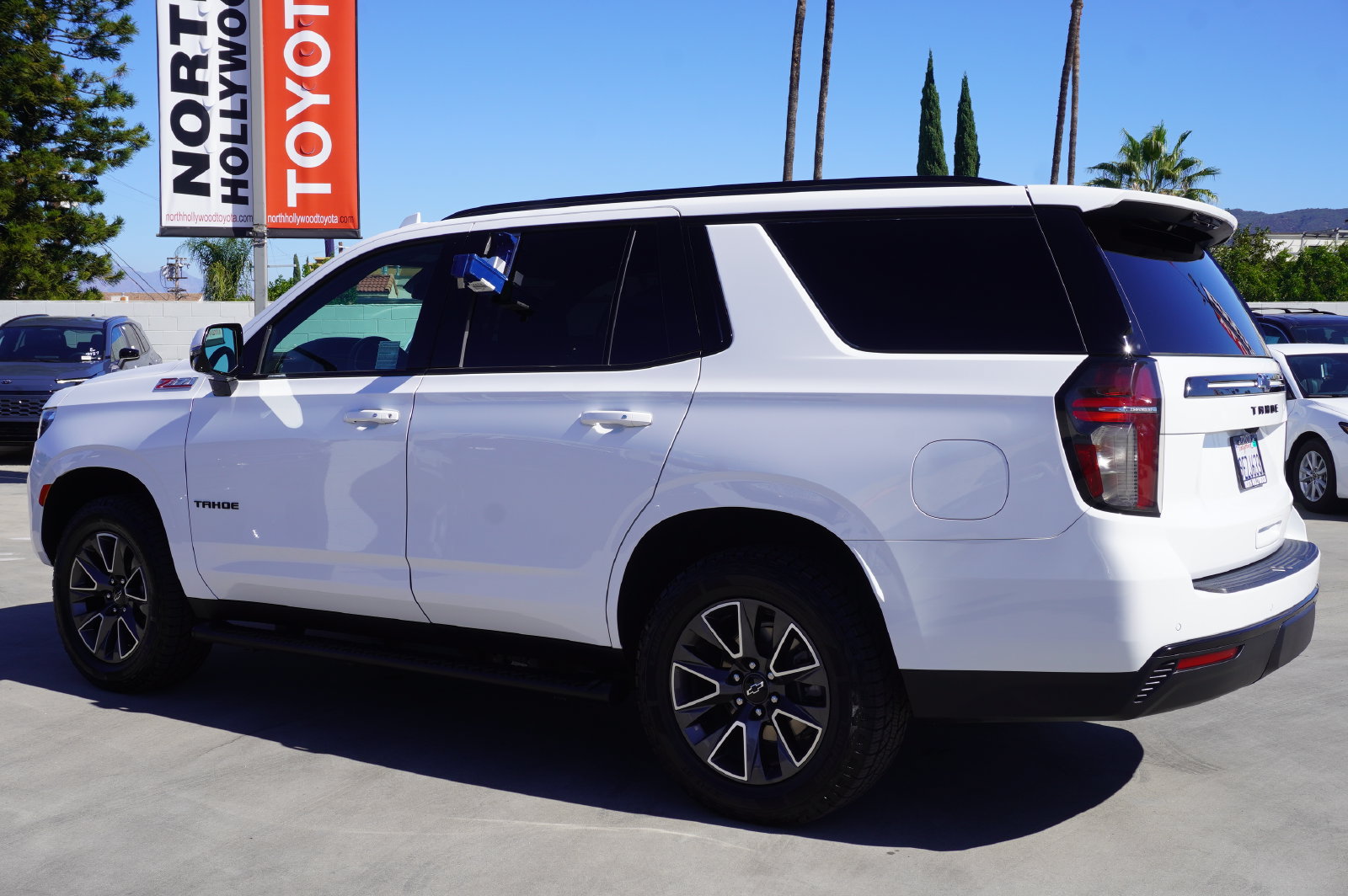 Used 2023 Chevrolet Tahoe Z71 w/ Luxury Package AWD/4WD image 5