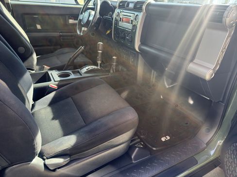 Used 2013 Toyota FJ Cruiser 4WD w/ Upgrade Pkg image 17