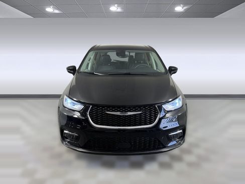 Used 2024 Chrysler Pacifica Touring-L FWD image 6