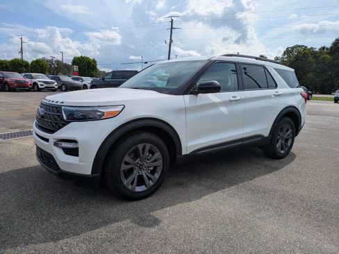 Used 2023 Ford Explorer XLT w/ Equipment Group 202A RWD image 8