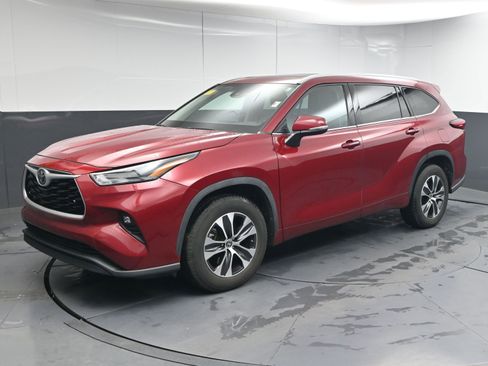 Certified 2022 Toyota Highlander XLE image 4