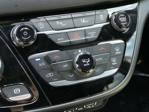 Used 2025 Chrysler Voyager LX FWD image 20