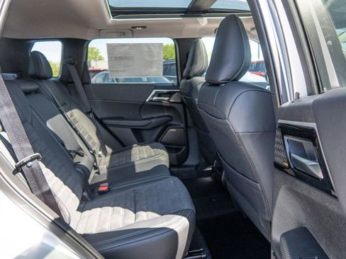 New 2025 Mitsubishi Outlander AWD image 18