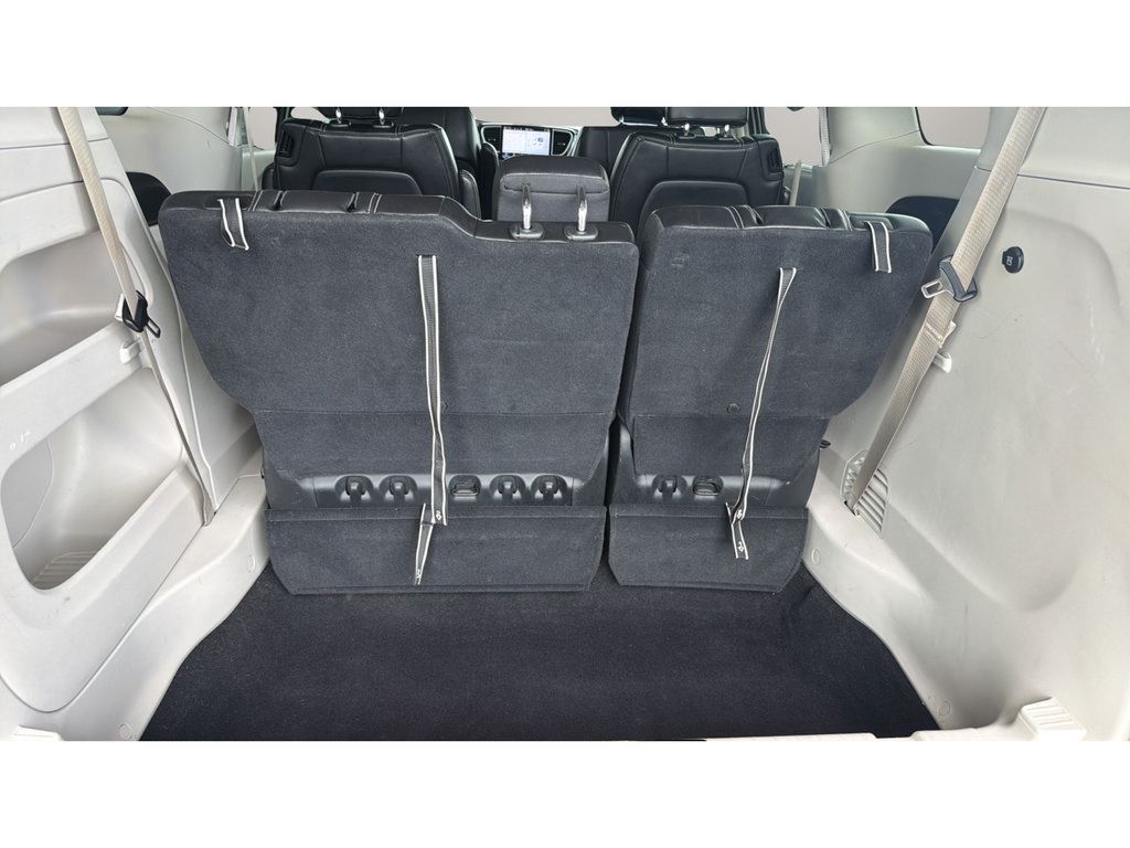 Used 2024 Chrysler Pacifica Touring-L FWD image 16
