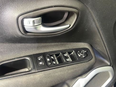 Used 2018 Jeep Renegade Latitude w/ Cold Weather Group AWD/4WD image 13