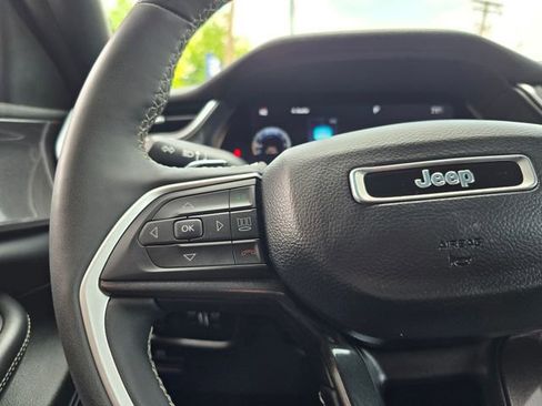Used 2023 Jeep Grand Cherokee Altitude AWD/4WD image 15