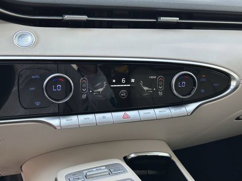 Used 2022 Genesis GV70 2.5T AWD/4WD image 28