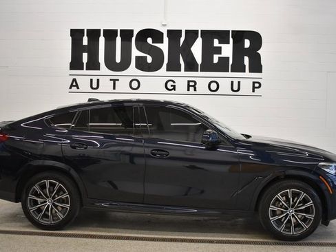 Used 2022 BMW X6 xDrive40i w/ M Sport Package image 2