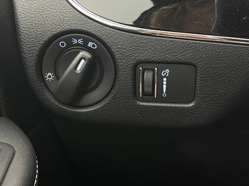 Used 2016 Dodge Grand Caravan SE FWD image 19