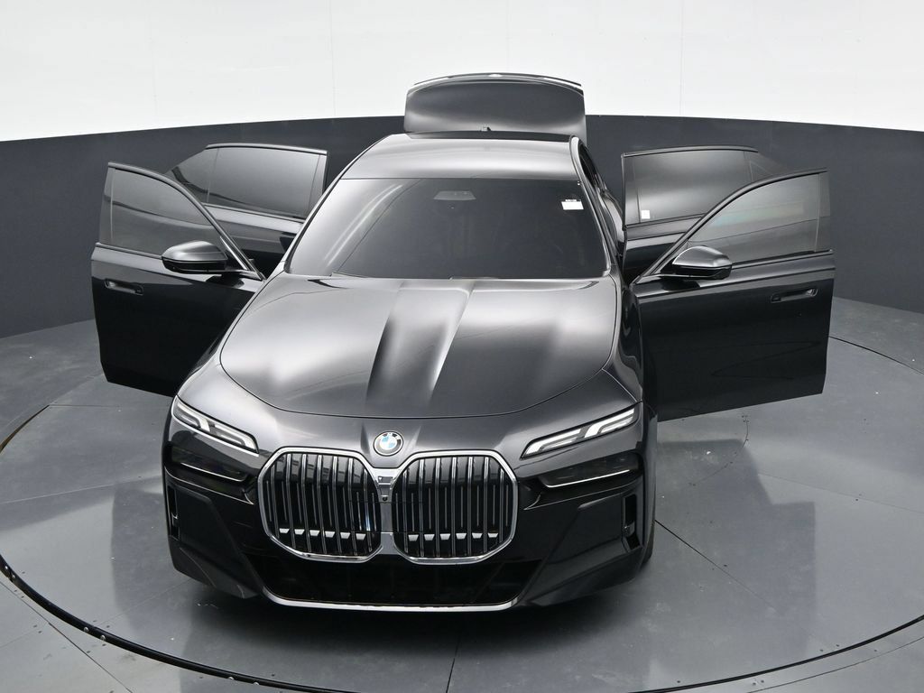 Used 2023 BMW 760i xDrive AWD/4WD image 55