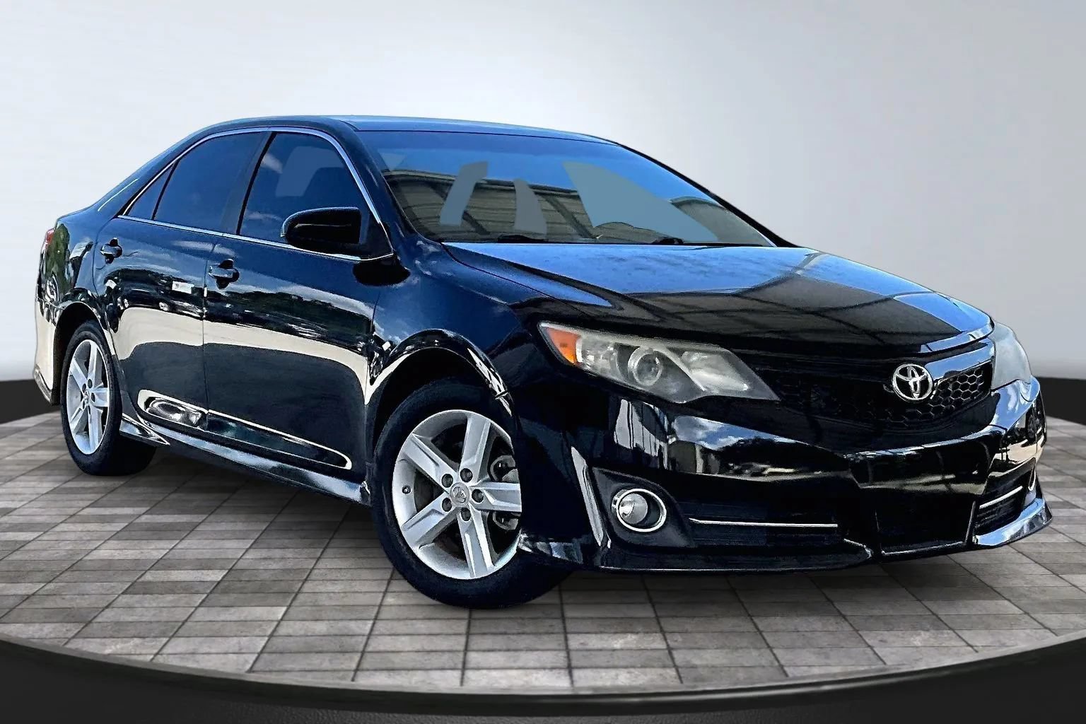Used 2012 Toyota Camry SE FWD image 3
