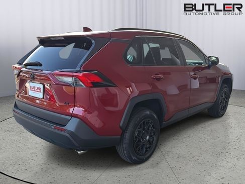 Used 2020 Toyota RAV4 LE FWD image 6