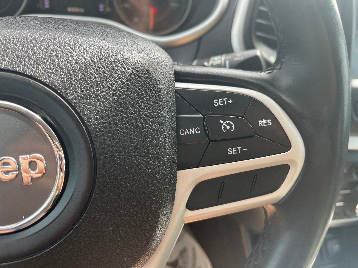 Used 2017 Jeep Cherokee Latitude w/ Comfort/Convenience Group FWD image 19
